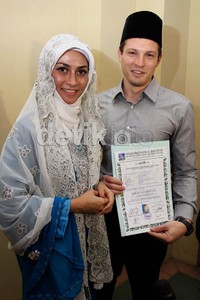 Reid Spancer Garret, kekasih Uli Auliani jadi mualaf.