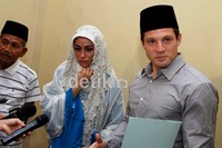 Pria kelahiran Los Angeles, 28 tahun yang lalu itu terlihat mendatangi Masjid Agung Al-Jihad di kawasan Ciputat.