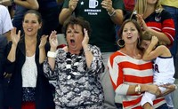 Keluarga Phelps memberi semangat. Makin membuat Phelps girang karena dia mengalahkan rekan senegaranya, Ryan Lochte.