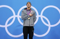 Phelps saat di podium.  Bisa memenangi medali emas dan mengulanginya tiga kali beruntun adalah sesuatu yang sangat spesial. Saya sangat puas dengan emas ini, sahut Phelps usai pertandingan seperti diberitakan Reuters.