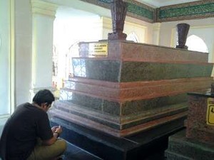 Malam Ramadan, Makam Sultan Siak Ramai Diziarahi