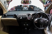 Brio semakin lengkap dengan audio system double DIN, Aux input, USB port, Bluetooth. Asyiknya Brio sudah dilengkapi dengan Multi information LCD yang memberikan informasi konsumsi bahan bakar minyak. Muhammad Ikhsan/detikOto.