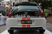 Dan untuk menghindari maling, Brio dilengkapi security alarm berikut immobilizer (untuk tipe E). Lebih dari itu, meski kecil Brio sudah dilengkapi dengan dukungan suspensi di atasnya, yaitu suspensi dengan McPherson Strut dan H-Shape torsion beam untuk suspensi belakang. Muhammad Ikhsan/detikOto.