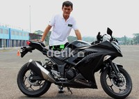 Manager Marketing Promotion PT Kawasaki Motor Indonesia Freddyanto Basuki berpose dengan anak emasnya yang baru. Ninja injeksi 250. Syubhan Akib/detikOto.