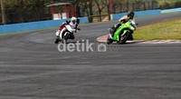 Kalangan jurnalis dan masyarakat umum menjajal raja motor sport 250 cc di sirkuit Sentul, Citeureup Bogor. Syubhan Akib/detikOto.