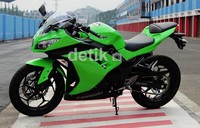 Stabilitas. Untuk urusan yang satu ini, nampak benar penyempurnaan yang dilakukan oleh Kawasaki. Karena, dibanding Ninja 250 generasi lalu, New Ninja 250 terasa sangat stabil meliuk di sirkuit. Syubhan Akib/detikOto.