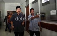 Kedua datang seorang diri tanpa terlihat didampingi oleh calon wakil gubernur pasangan mereka masing-masing