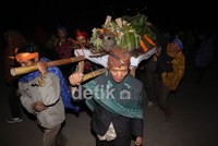 Suku Tengger dikenal memegang teguh pada adat dan istiadat Hindu lama yang menjadi pedoman hidupnya. (Budi Sugiharto/detikSurabaya)