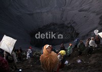 Warga Tengger lainnya banyak yang mengais rezeki di lereng kawah untuk berebut sesajen yang dilemparkan ke kawah. (Budi Sugiharto/detikSurabaya)