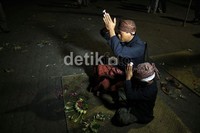 Sebelum puncak acara Kasada, warga Tengger terlebih dahulu menggelar ritual di Watu Dukun  yang berada di lautan pasir dengan dipimpin dukun. (Budi Sugiharto/detikSurabaya)