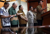 Menko Polhukam, Djoko Suyanto, menggelar jumpa pers terkait hal tersebut di Jakarta (4/8) untuk mencoba menengahi polemik yang terjadi.