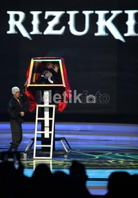 Tahun ini, Acara Mahakarya Magician 2012 mendatangkan tiga magician asing yakni Peter Marvey (Illusionist asal Swiss), Brian Brushwood (Bizarre Magic asal Amerika) dan Dennis Rogers (The stongman asal Texas USA)