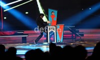 Rhomedal sang illusionist asal Indonesia unjuk kebolehan dengan bermain bersama seorang wanita
