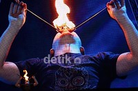 Brian Brushwood beraksi dengan bermain api yang dimasukan ke dalam mulutnya