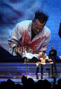 Aksi bizarre magic Brian dengan gaya sang ilmuwan membedah perut penonton yang diajaknya bermain
