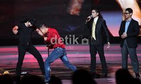 Tiba-tiba saja ia muncul dibarisan bangku penonton