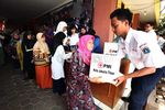 PMI Bagikan Paket Santunan untuk Dhuafa