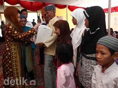 PMI Bagikan Paket Santunan untuk Dhuafa
