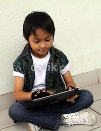 Keisha memamerkan iPad miliknya.