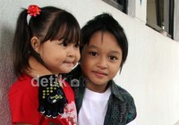 Keisha berpose bersama adik perempuannya, Nasya.
