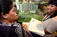 Para pengunjung dan pembeli tampak antusias mendengarkan penjelasan serta penawaran dari marketing penjualan kondominium 9 Residence