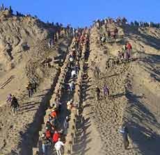 Ribuan Orang Tumplek Blek Ikuti Ritual Kasada di Bromo