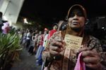 Warga Miskin Berebut di Pasar Murah Radio Dalam