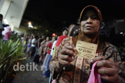 Warga Miskin Berebut di Pasar Murah Radio Dalam