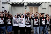 Pantauan detikcom di kantor KPK, Jl Rasuna Said, Jaksel, Minggu (5/8) pegiat antikorupsi yang hadir antara lain dari Indonesia Corruption Watch (ICW) serta LSM lain dan ada juga advokat Taufik Basari.