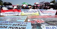 Mereka berdemo damai di depan Istana Merdeka. Mereka mengecam kejahatan kemanusiaan yang terjadi di Rohingnya.