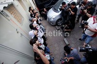 Mengenakan kaos oblong warna putih bertuliskan KPK Youre not Alone, mereka membuat rantai manusia dengan saling bergandengan tangan di halaman parkir KPK. Dalam kesempatan ini mereka juga mendeklarasikan CICAK yang merupakan kependekan dari Cinta Indonesia Cinta Anti Korupsi.