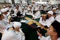 Para peserta membaca Alquran di masjid PLN Gambir. Mereka terlihat serius menyimak ayat demi ayat di dalam Al Quran tersebut.