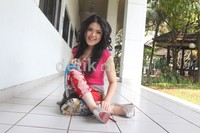 Tina pun terlihat sangat centil dengan baju pink-nya.