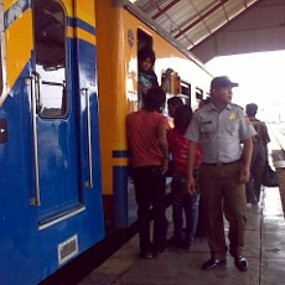 Brimob Polda Jabar Kawal Kereta Api Pengangkut Pemudik