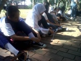 700 Mahasiswa Unpad Catatkan Rekor Ikatkan Tali Sepatu Terbanyak