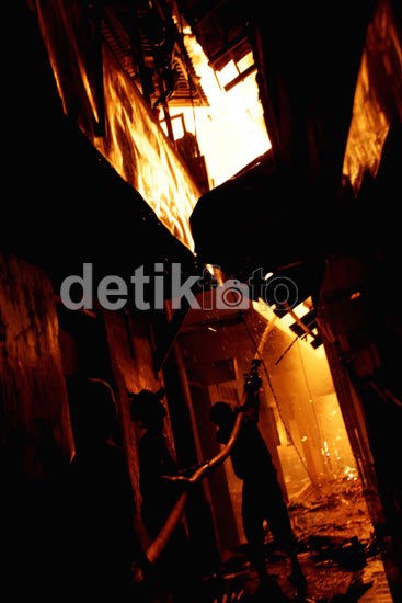 Ratusan Warga Korban Kebakaran di Benhil Mengungsi ke Pemakaman