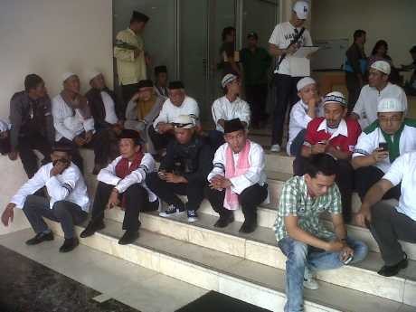 Rhoma Irama Menangis Saat Datangi Panwaslu DKI