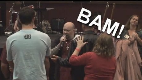 Astaga! Pendeta Ini Sembuhkan Orang Sakit dengan Menendang Wajah