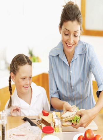 Makan Siang Buat Si Kecil Harus Aman dan Sehat! Inilah Tips Mengemasnya!