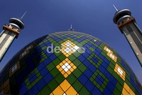 Kubah masjid memiliki diameter 18 meter dan di bawahnya bertuliskan 99 nama Allah (Asmuul Husna). Arsitektur masjid tidak lepas dari simbolisasi Islam, setiap detil bangunan memiliki arti.