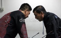 Murdoko berdiskusi dengan kuasa hukumnya. (Ramses/detikcom).