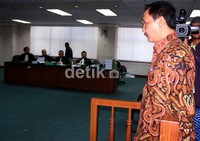 Soemarmo memasuki ruang sidang. Menurut Soemarmo, Ahmad Zainuri sendiri yang merespons permintaan anggota dewan untuk menyiapkan uang. (Ramses/detikcom).