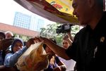 Ratusan Warga Antre Sembako Murah