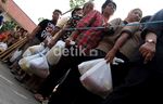 Ratusan Warga Antre Sembako Murah