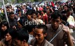 Ratusan Warga Antre Sembako Murah