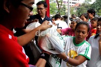 Ratusan warga mengantre untuk membeli sembako murah yang diadakan di halaman parkir Kementerian Perdagangan.