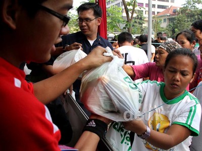 Ratusan Warga Antre Sembako Murah