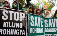 Pendemo beraksi di depan Kedubes Myanmar. Mereka meminta Myanmar tidak membiarkan pembantaian terjadi. Menurut data MUI, sedikitnya 6.000 orang telah tewas dibantai di salah satu provinsi di Myanmar tersebut.