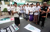 Pendemo juga sempat melakukan salat gaib di depan Kedubes Myanmar.