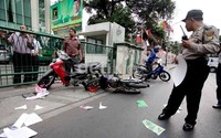 Pendemo yang sudah membuat izin berdemo tiba-tiba dibubarkan kelompok orang tidak dikenal. Sempat terjadi kejar-kejaran namun polisi segera menengahi.